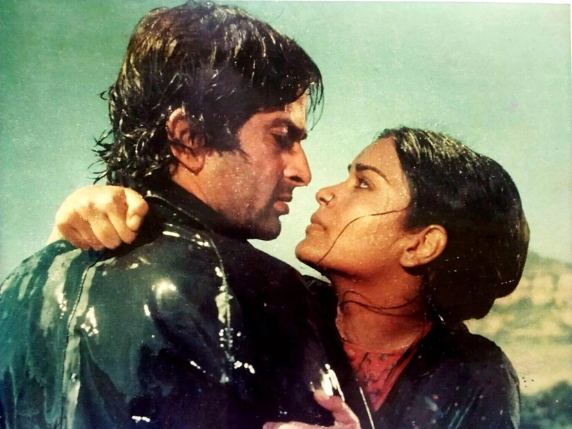 নিজের কেরিয়ারের গোড়ার দিকে ছোট্ট ছোট্ট চরিত্রে অভিনয় করেছেন অভিনেত্রী জিনাত আমন। তবে দেব আনন্দ এবং আলাওয়া মুমতাজের ছবি ‘হরে রাম হরে কৃষ্ণ’ ছবির হাত ধরে খ্যাতির শিখরে উঠে এসেছিলেন। কিন্তু ১৯৭৮ সালে মুক্তিপ্রাপ্ত ব্লকবাস্টার ছবি ‘সত্যম শিবম সুন্দরম’-এর স্ক্রিনিংয়ে এক বড়সড় দুর্ঘটনার মুখে পড়েছিলেন জিনাত আমন। আসলে এক ভক্ত অত্যন্ত রূঢ় আচরণ করেছিলেন অভিনেত্রীর সঙ্গে। (Photo: Movies N Memories/X)