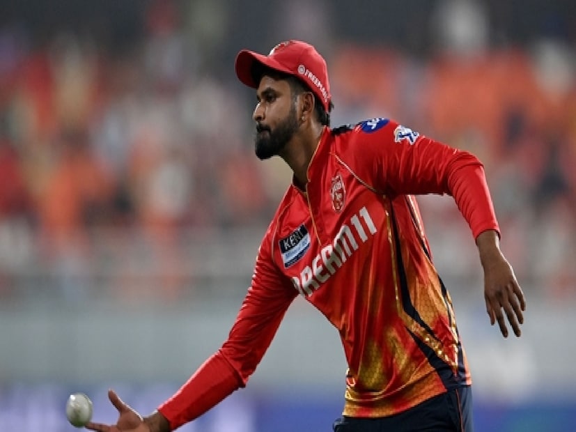 শুধু ব্যাটসম্যান হিসেবেই নয়, একজন প্রভাবশালী অধিনায়ক হিসেবেও নিজেকে প্রমাণ করেছেন তিনি। তিনটি ভিন্ন দলের ক্রিকেটারদের একত্রিত করে বারবার সাফল্যের মুখে নিয়ে যাওয়া সহজ কাজ নয়।   (Photo Courtesy- AP)