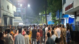 ছাত্রীর মৃত্যুর খবরে উত্তেজনা ছড়ায় হাসপাতালে৷ 