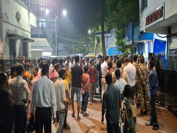 ছাত্রীর মৃত্যুর খবরে উত্তেজনা ছড়ায় হাসপাতালে৷ 