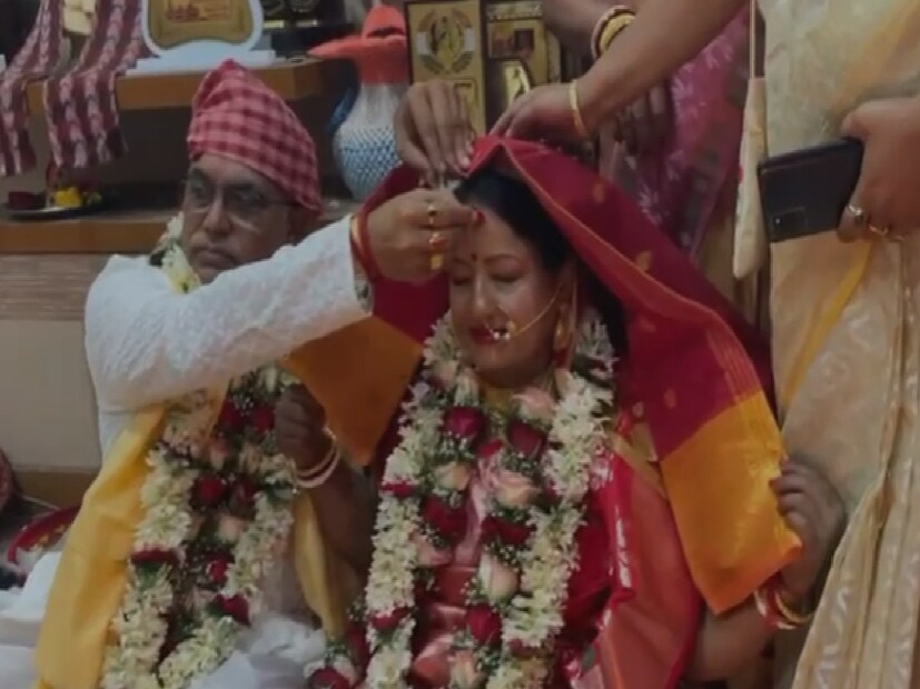 তারপর দিলীপ ঘোষ রীতি মেনেই রিঙ্কুর সিঁথিতে সিঁদুরে ভরিয়ে দেন৷ গোল কয়েন দিয়ে নববধূর সিঁথি রাঙিয়ে দেন দিলীপ ঘোষ৷