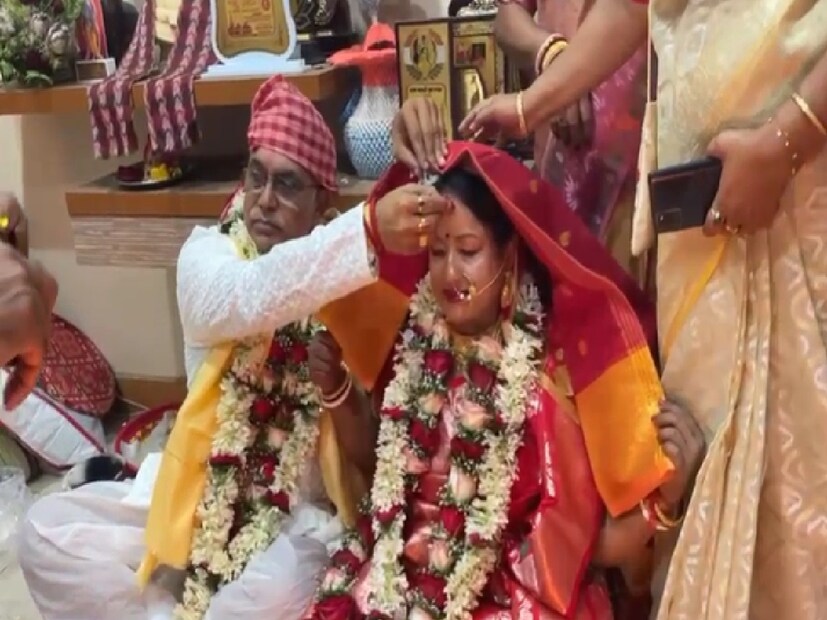 লাল বেনারসিতে নববধূ রিঙ্কু, হলুদ পাঞ্জাবিতে বর দিলীপ ঘোষের সঙ্গে সাতপাকে বাঁধা পড়লেন আইনি ও বৈদিক নিয়ম মেনেই।