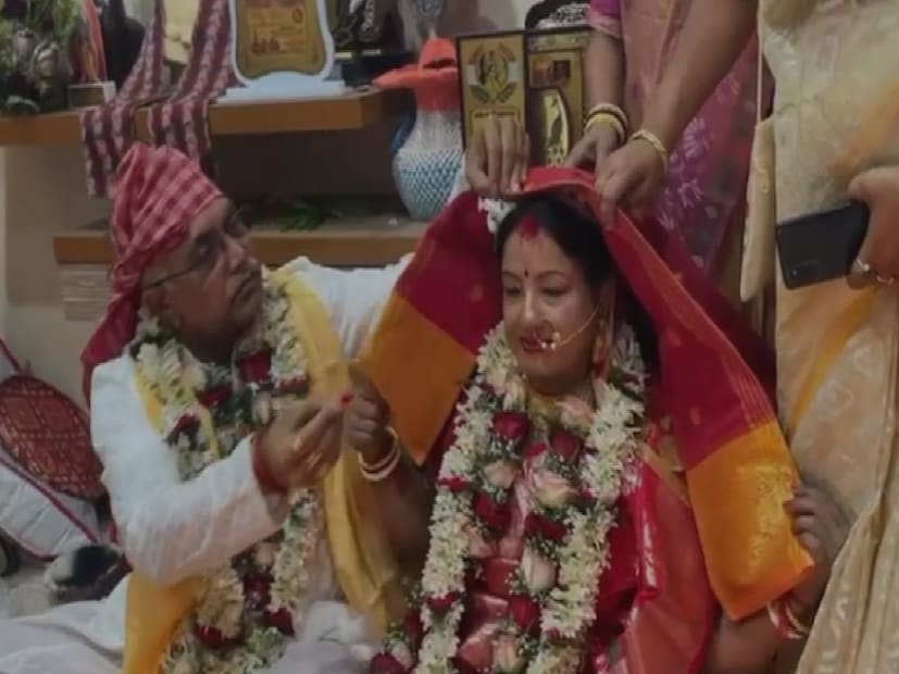 দিলীপ ঘোষ ও রিঙ্কু মজুমদারের বিয়ে ঘিরে আগ্রহ সব মহলেই৷ প্রথমে জানা গিয়েছিল যে শুক্রবার রেজিস্ট্রি বিবাহ সম্পন্ন হবে৷ তবে এদিনই বৈদিক রীতি মেনে বিয়েও সেরে নেন অভিজ্ঞ বিজেপি নেতা৷ হয়ে গেল বিয়ের সবচেয়ে কাঙ্খিত মুহূর্ত সিঁদুর দানও৷