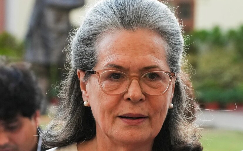 ইডি জানিয়েছে, অভিযুক্তরা একটি অপরাধমূলক ষড়যন্ত্রের মাধ্যমে এআইসিসি কর্তৃক এজেএলকে দেওয়া ৯০.২১ কোটি টাকার বকেয়া ঋণকে ৯.০২ কোটি টাকার ইক্যুইটি শেয়ারে রূপান্তরিত করেন এবং মাত্র ৫০ লক্ষ টাকার বিনিময়ে এই সমস্ত শেয়ার ইয়ং ইন্ডিয়ানে স্থানান্তর করেন। এজেএলের বেশিরভাগ শেয়ারহোল্ডিং ওয়াইআই-তে স্থানান্তর করা হয়, অভিযুক্তরা কার্যকরভাবে এজেএলের হাজার হাজার কোটি টাকার সমস্ত সম্পত্তির মালিকানা সনিয়া গান্ধি এবং রাহুল গান্ধির নামে হস্তান্তর করে।