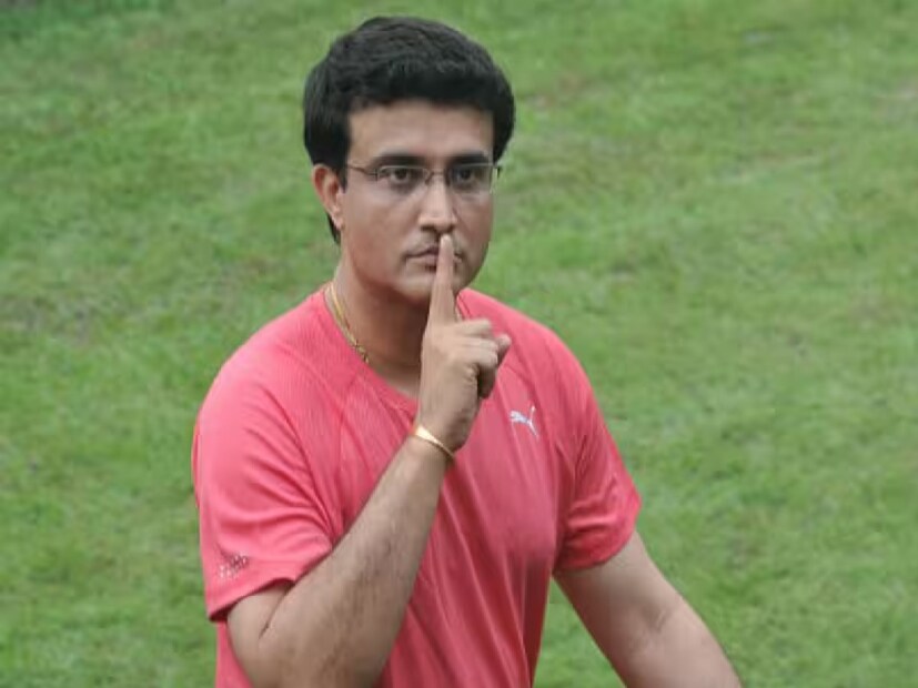 তিনি সৌরভ গঙ্গোপাধ্যায়। ভারতীয় দলের প্রাক্তন অধিনায়ক, বিসিসিআই-এর প্রাক্তন সভাপতি, দক্ষ সঞ্চালক। যে কোনও ভূমিকায় তিনি সাবলীল। তাঁর মতো একজন সফল মানুষকে নিয়ে নানা মহলে নানা কথা হয়। কথা হওয়াটাও স্বাভাবিক। তবে সেসব কথা কি সৌরভের কান পর্যন্ত পৌঁছয়?