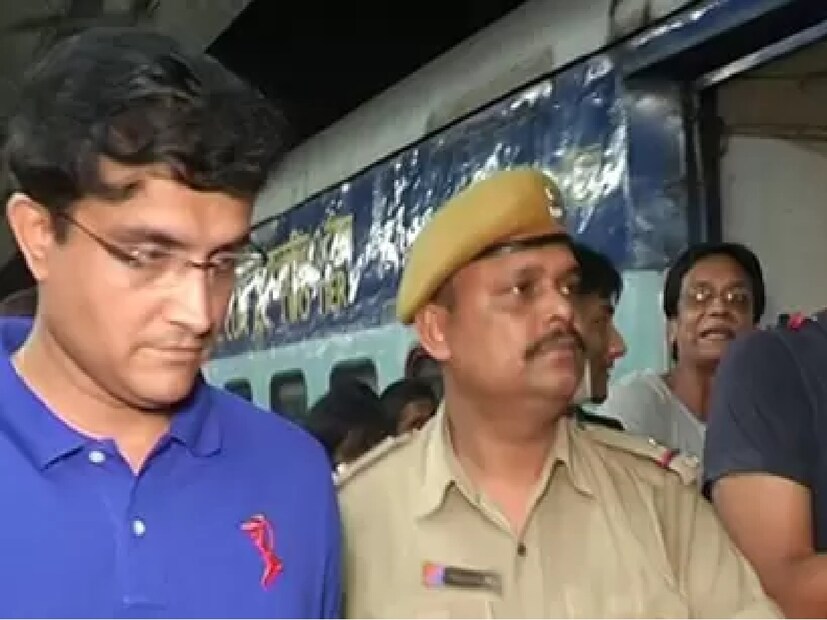 শিয়ালদহ স্টেশনে ওই সময় সৌরভের জন্য সংরক্ষিত আসনে অন্য একজন ব্যক্তি বসেছিলেন। অনেক বলার পরেও সে ব্যক্তি না ওঠায় ইতিমধ্য সমস্যা তৈরি হয়। সৌরভকে রীতিমতো ট্রেন থেকে বেরিয়ে রিজার্ভেশন তালিকায় চোখ রাখতেও দেখা যায়। সেই সময় আট বছর আগে সেই সময় সৌরভকে স্টেশনে আচমকা দেখতে পেয়ে বিরাট ভিড় জমে যায়।