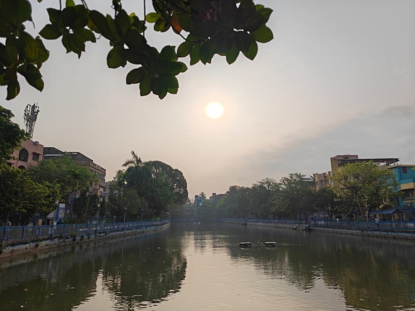 আজ শনিবারে বজ্রবিদ্যুৎ-সহ ঝড় বৃষ্টির সম্ভাবনা বেশি থাকবে রাজ্যের ছয় জেলাতে। উত্তর ও দক্ষিণ ২৪ পরগনা, পূর্ব মেদিনীপুর, পশ্চিম মেদিনীপুর ও নদিয়া এবং মুর্শিদাবাদ জেলাতে। বজ্রবিদ্যুৎ-সহ বৃষ্টির সঙ্গে ৩০ থেকে ৪০ কিলোমিটার গতিবেগে ঝোড়ো বাতাস বইতে পারে। অন্য জেলাতেও বিক্ষিপ্তভাবে বৃষ্টি চলবে দক্ষিণবঙ্গে। তবে তার প্রভাব অনেকটা কমবে। 