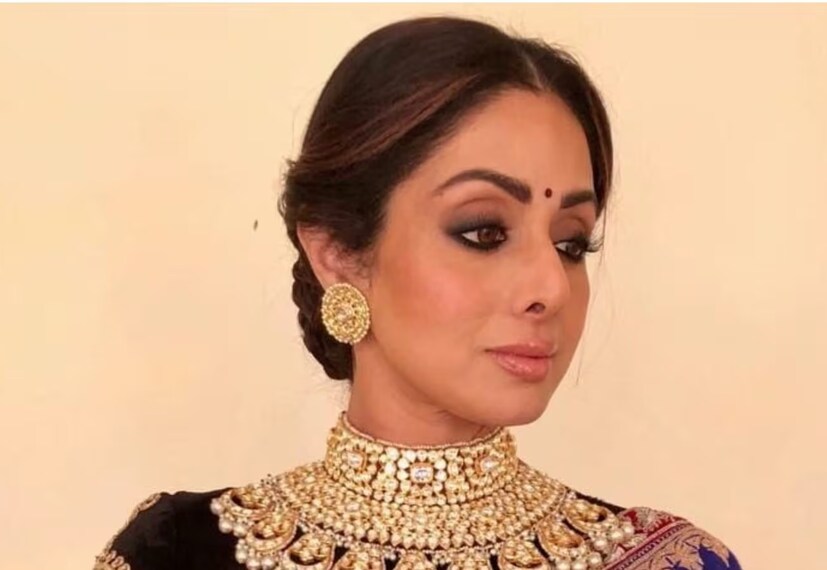 বলিউডের তিন খানই ১৯৯২-৯৭ সালের মধ্যে বলিউডে প্রবেশ করেছিলেন। শাহরুখ, সলমন এবং আমির খান, সানি দেওল এবং সঞ্জয় দত্তের মতো তারকারা এসে ধীরে ধীরে ইন্ডাস্ট্রিতে আধিপত্য বিস্তার করতে শুরু করেন। তবুও,তারা সেই সময় ৫০-৭৫ লক্ষ টাকার মধ্যে চার্জ করছিল। নব্বইয়ের দশকের শেষের দিকে, যখন শ্রীদেবী চলচ্চিত্র থেকে অবসর নিয়েছিলেন। শ্রীদেবী যখন সিনেমা থেকে বিরতি নিয়েছিলেন, তখনই তিন খানের আয় ১ কোটি টাকার গণ্ডি অতিক্রম করে। অর্থাৎ শ্রীদেবী তাদেরর থেকে অনেকটাই এগিয়ে ছিলেন। শ্রীদেবী যখন বিরতি নিয়েছিলেন, তখন তাঁর বয়স ছিল মাত্র ৩৩ বছর।
