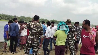দামোদরে কী ভেসে এলো! দেখেই চক্ষু চড়কগাছ সকলের