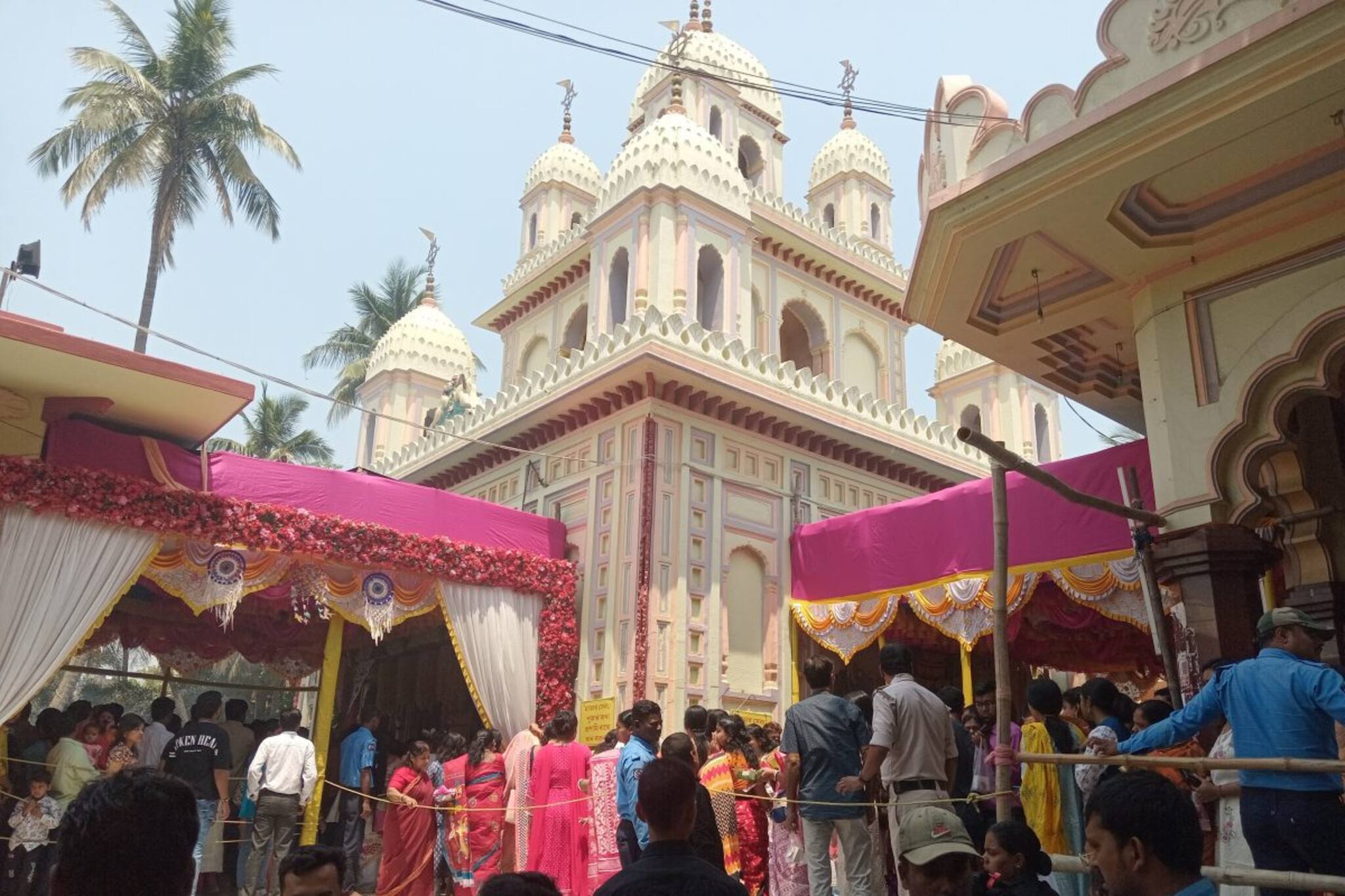 পয়লা বৈশাখে হলটা কী? দূর-দূরান্ত থেকে ছুটে আসছেন কাতারে কাতারে মানুষ