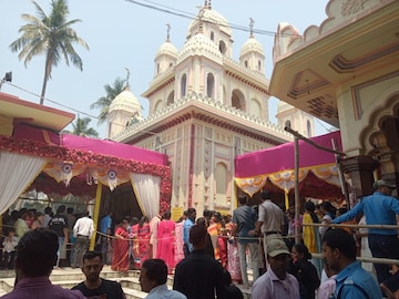 ভোর থেকে দীর্ঘ লাইন, নববর্ষে ভক্তদের ঢল বর্ধমানের সর্বমঙ্গলা মন্দিরে