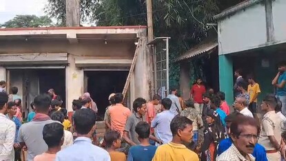 নববর্ষের সকালে একি কাণ্ড! পুড়ে ছাই দোকানের যাবতীয় পোশাক