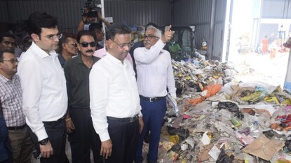 শ্রমিকের সংখ্যা কম থাকার কারণে কাজের গতি ব্যাহত হচ্ছে বলে অভিযোগ পান। মুর্শিদাবাদ মালদার শ্রমিক এর পরিবর্তে অন্য জায়গা থেকে শ্রমিক এনে দ্রুত কাজ শেষ করার নির্দেশ দেন মেয়র ফিরহাদ হাকিম। শ্রমিকের সংখ্যা কম থাকার কারণে কাজের গতি ব্যাহত হচ্ছে বলে অভিযোগ পান। মুর্শিদাবাদ মালদার শ্রমিক এর পরিবর্তে অন্য জায়গা থেকে শ্রমিক এনে দ্রুত কাজ শেষ করার নির্দেশ দেন মেয়র ফিরহাদ হাকিম।