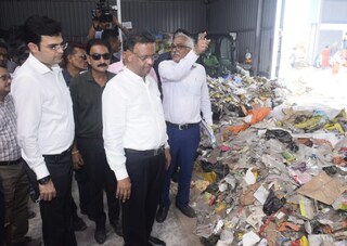 শ্রমিকের সংখ্যা কম থাকার কারণে কাজের গতি ব্যাহত হচ্ছে বলে অভিযোগ পান। মুর্শিদাবাদ মালদার শ্রমিক এর পরিবর্তে অন্য জায়গা থেকে শ্রমিক এনে দ্রুত কাজ শেষ করার নির্দেশ দেন মেয়র ফিরহাদ হাকিম।