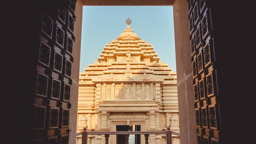 গুরুতর আহত অবস্থায় ওই শ্রমিককে গ্রিন করিডোর করে তমলুক মেডিকেল কলেজে ভর্তি করা হয়। চিকিৎসকরা জানিয়েছেন অবস্থা আশঙ্কাজনক। তাই কলকাতা রেফার করা হয়েছে। Representative Image