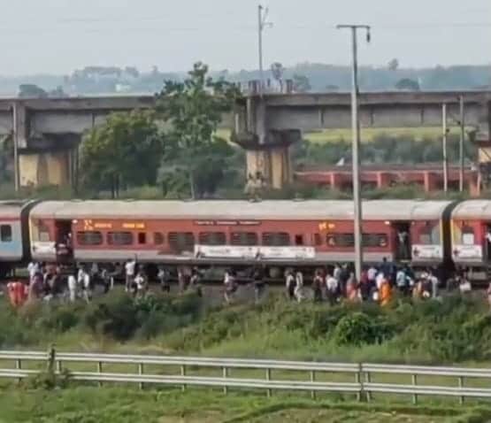 Train Accident ফের ট্রেনে বিপদ! হঠাৎ ট্রেন থেকে বের হচ্ছিল ধোঁয়া! প্রাণভয়ে নেমে এলেন যাত্রীরা