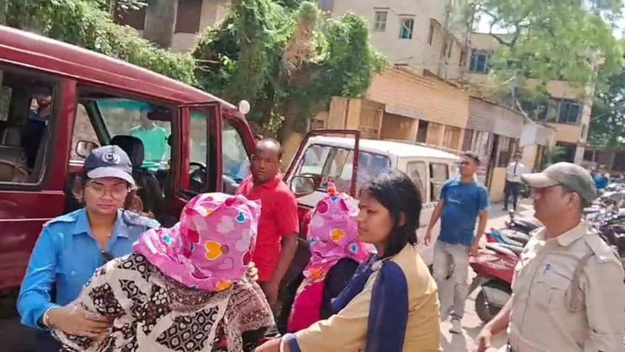 মধ্যরাতে রাস্তার ধারে কী করছেন দুই মহিলা? কাছে যেতেই চক্ষু চড়কগাছ পুলিশের