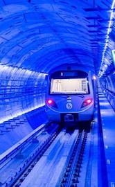 * সুড়ঙ্গ জুড়ে শেষ সিগন্যালিং সিস্টেমের কাজ, যাত্রী নিয়ে ছোটার অপেক্ষায় মেট্রো 