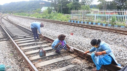 * দূর্ঘটনা এড়াতে ট্র‍্যাক সুরক্ষায় জোর 