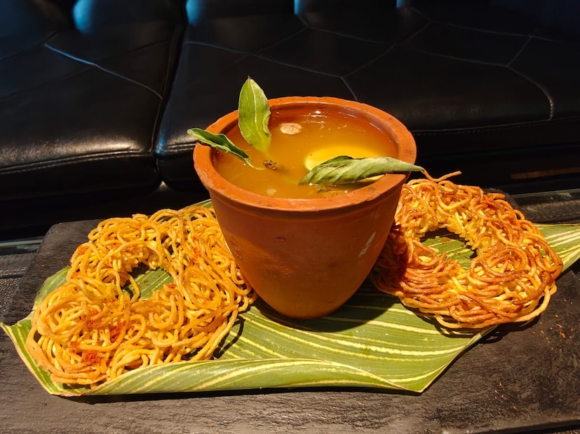 নয়েজ এই উপলক্ষ্যে সাজিয়েছে বড় অভিনব ককটেল আর মকটেলের আসর। রাইস ওয়াটার, ভদকার সঙ্গে পুরনো প্যারাডাইস ধরে রাখবে গন্ধরাজের নির্যাস, তাকে আদিম করে তুলবে পেরি পেরির ছোঁয়া। আবার গরমের চিরচেনা লিচি জ্যুস আর গার্ডেন-ফ্রেশ মিন্টের সঙ্গে স্পাইসি হুইস্কির যুগলবন্দিতে মন মাতাবে হিচকি পোটো। লেমন গ্রাসের ছোঁয়ায় ডাবের জল আর হোয়াইট রামের মিশ্রণে দূর দ্বীপের হাতছানি দেবে ঠান্ডা বারি। এই সব ককটেলের মূল্য ৫৯৯ টাকা।