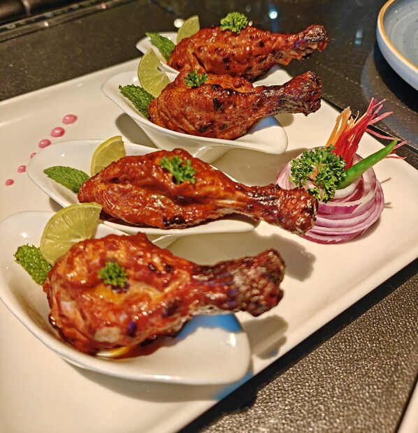 শুধুই পানীয় নয়, থাকবে ‘ভাট্টি দা কলমি চিকেন কাবাব’, ‘গ্রিলড ফিশ উইথ ভেজেটেবলস’, স্পাইসি চিকেন করিয়েন্ডার অ্যান্ড বার্ন গার্লিকের স্বাদে ভরা ‘ফিউশন স্মল প্লেটস’! নিরামিষ চাইলে মন মজাবে ‘ক্রেজি ম্যাঙ্গো সুশি রোল’, ‘ক্যান্টনিজ নিউ ইয়র্ক চিলি ডাম্পলিং’, ‘ভাট্টি দা পনির টিক্কা’-র স্বাদবাহার।