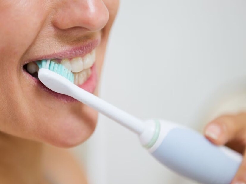 কীভাবে সঠিকভাবে দাঁত ব্রাশ করবেন? ADA (American Dental Association) সঠিকভাবে দাঁত ব্রাশ করার কিছু নির্দেশনা দিয়েছে, যা অনুসরণ করলে দাঁতের স্বাস্থ্য আরও ভাল থাকবে।