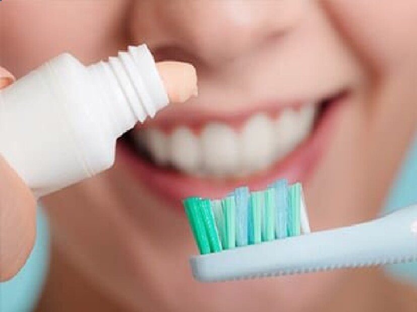২০০৯ সালে jdh.adha.org–এ প্রকাশিত একটি গবেষণায় দেখা গেছে, বেশিরভাগ মানুষ গড়ে মাত্র ৪৫ সেকেন্ড দাঁত ব্রাশ করে। এই গবেষণায় ৪৭ জন মানুষের ব্রাশিং টাইম এবং প্লাক রিমুভাল নিয়ে বিশ্লেষণ করা হয়। গবেষণার ফলাফলে দেখা যায়, ৪৫ সেকেন্ডের বদলে ২ মিনিট ব্রাশ করলে প্রায় ২৬ শতাংশ বেশি প্লাক সরানো সম্ভব।