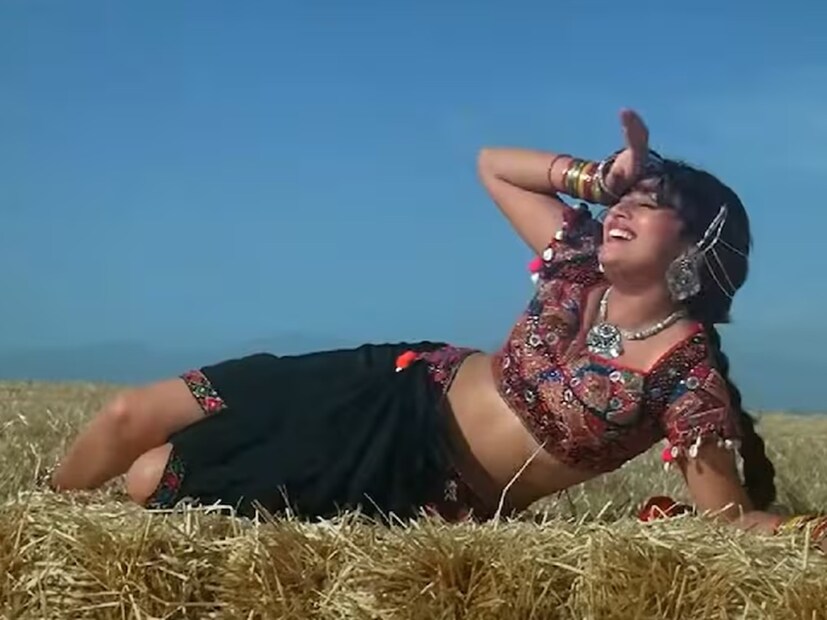 ‘অবোধ’ ছবির হাত ধরে রুপোলি দুনিয়ায় কেরিয়ার শুরু করেছিলেন মাধুরী। ছবিতে তাঁর অভিনয় প্রশংসিত হলেও সেভাবে যোগ্য নাম-যশ আর খ্যাতি অর্জন করতে পারেননি তিনি। একাধিক ফ্লপ ছবিতে অভিনয়ের পর ‘তেজাব’ ছবিই তাঁকে রাতারাতি তারকা বানিয়ে দিয়েছিল। 