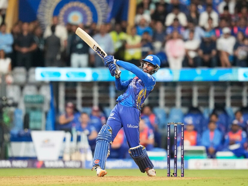 সেখান থেকে বিধ্বংসী ব্যাটিং করেন হার্দিক পান্ডিয়া ও তিলক বর্মা।  মারকাটারি ব্যাটিং করেন দুই তারকা। একটা সময় মনে হয়েছিল আরসিবির হাত থেকে ম্যাচ বার করে নিয়ে যাবেন তারা।