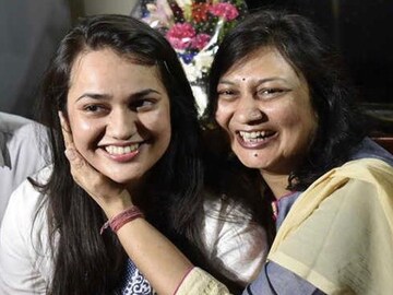 IAS অফিসার টিনা ডাবির মা হিমালি ডাবিকে চেনেন?