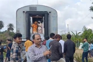 ফের ট্রেন দুর্ঘটনা! আচমকা কানফাটা শব্দ, দু'ভাগ হয়ে গেল এক্সপ্রেস ট্রেন, মাঝরাতে বিভীষিকা