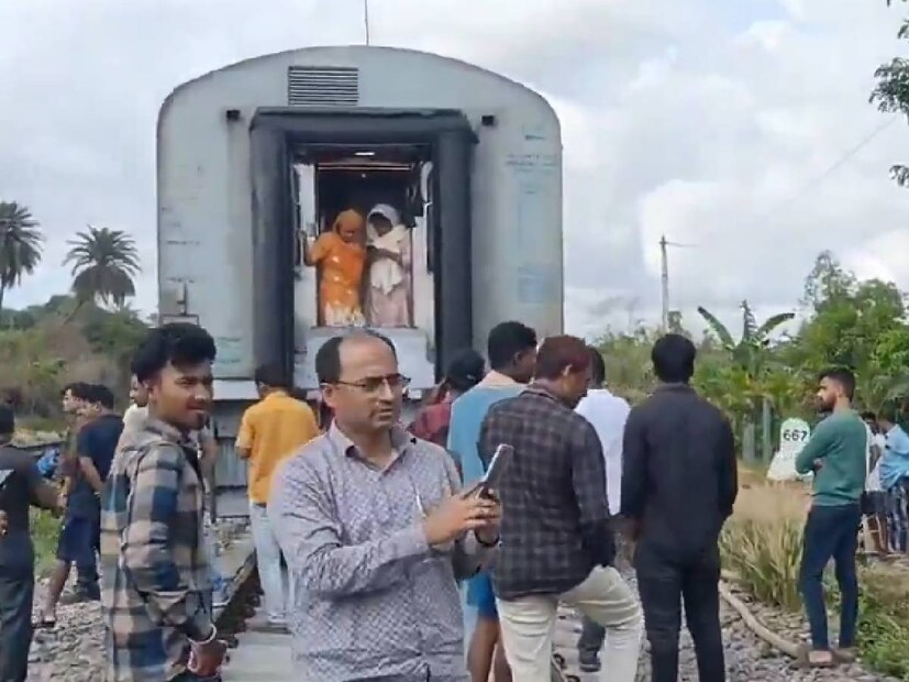 চালকের তৎপরতায় কিছুটা হলেও বিপদ এড়ানো গিয়েছে। হতাহতের কোনও ঘটনা ঘটেনি। দুর্ঘটনার খবর পেয়েই সেখানে পৌঁছন রেল কর্তারা। Image: X