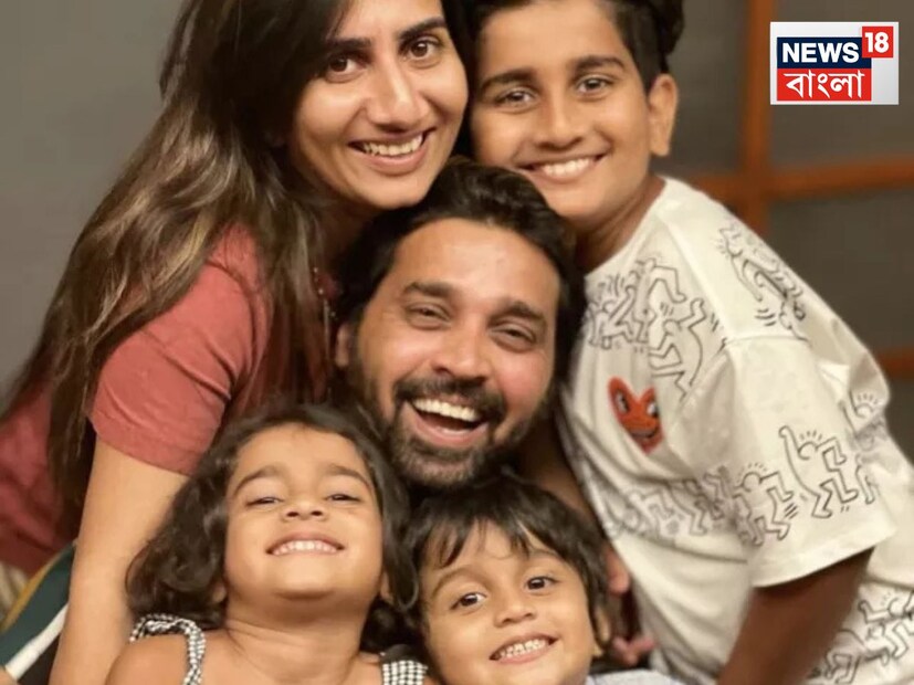 ২০১২ সালে বিজয় হাজারে ট্রফির গুরুত্বপূর্ণ ম্যাচ চলাকালীন দিনেশ জানতে পারেন যে তাঁর স্ত্রী নিকিতা এবং বন্ধু মুরলি বিজয়ের মধ্যে প্রেমের সম্পর্ক গড়ে উঠেছে। এই খবর ছিল তাঁর জীবনের সবচেয়ে বড় ধাক্কা।