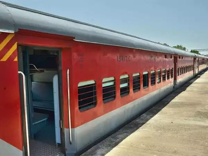 যাত্রার সময় ৬টি স্টপেজে লঙ্গর হয়, যেখানে যাত্রীদের বিনামূল্যে খাবার সরবরাহ করা হয়, এই স্টপেজগুলি হল নয়া দিল্লি রেলওয়ে স্টেশন ছাড়াও ভোপাল, পরভানি, জলনা, ঔরঙ্গাবাদ এবং মারাঠওয়াড়া। ট্রেনটি এই যাত্রা সম্পন্ন করতে প্রায় ৩৩ ঘণ্টা সময় নেয়।