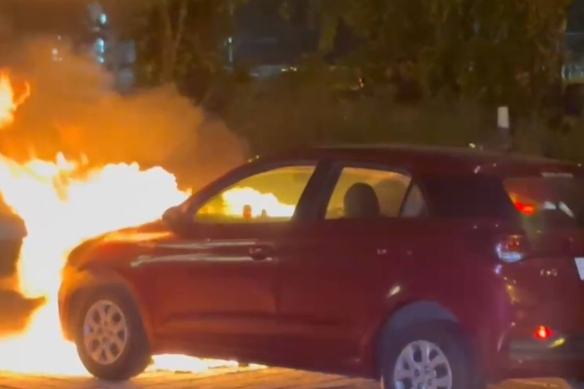 কলকাতায় ফের আগুন! মা উড়ালপুলে ওঠার মুখেই মারাত্মক কাণ্ড, দাউ দাউ করে জ্বলল চলন্ত গাড়ি