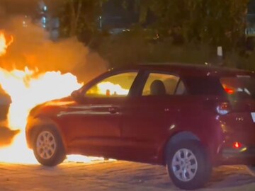 কলকাতায় ফের আগুন! মা উড়ালপুলে ওঠার মুখেই দাউ দাউ করে জ্বলল চলন্ত গাড়ি