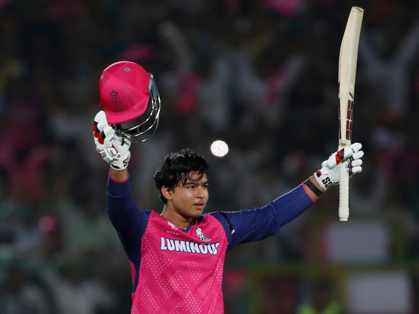 আইপিএলের ইতিহাসে সবথেক কম বয়স মাত্র ১৪ বছর ৩২ দিনে সেঞ্চুরি করলেন বৈভব সূর্যবংশী। ৩৮ বলে ১০১ রানের ইনিংস খেলে আউট হন। ১১টি ছয় ও ৭টি চারে সাজানো তাঁর ইনিংস।   (Photo Courtesy- AP)