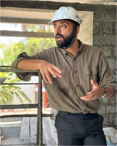 তবে বর্তমানে ক্রিকেট তাঁর প্রথম পছন্দ। তবে পুরনো কাজের সঙ্গে এখনও পুরোপুরি সম্পর্ক ছিন্ন করেননি কেকেআর তারকা বরুণ চক্রবর্তী। (Photo Courtesy- Varun Chakaravarthy Instagram)