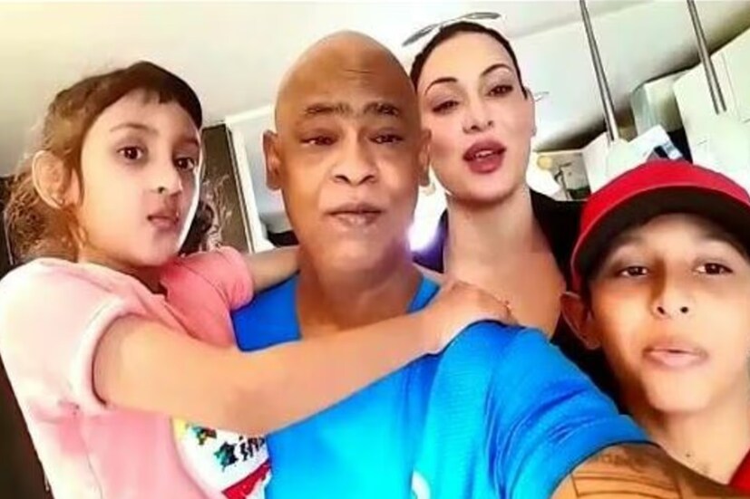 সম্প্রতি সাংবাদিক সূর্যাংশী পাণ্ডের পডকাস্টে উপস্থিত হয়েছিলেন বিনোদ কাম্বলির স্ত্রী আন্দ্রিয়া হিউইট। সেখানেই স্বামীর অ্যালকোহলে আসক্তির কথা তুলে ধরেছেন তিনি। যার জেরে বিনোদ কাম্বলিকে প্রায় ১৪ বার রিহ্যাবে পর্যন্ত যেতে হয়েছে। এখানেই শেষ নয়, কাম্বলির এহেন মাদকাসক্তির কারণে বৈবাহিক জীবনেও তাঁদের প্রচুর প্রতিকূলতার সম্মুখীন হতে হয়েছে। একবার তো এর জন্য বিবাহবিচ্ছেদের আবেদন করে ফেলেছিলেন আন্দ্রিয়া। কিন্তু পরে অবশ্য কাম্বলির সঙ্গেই থাকার সিদ্ধান্ত নেন। 