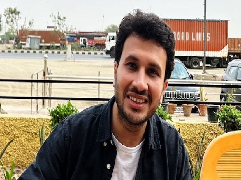 চাকরি কেড়েছেন তিনি, চাকরি জোগাড়ও করে দিয়েছেন তিনি। এমন মালিকের কথা জানলে আপনি হতবাক হয়ে যাবেন। বেসরকারি চাকরি প্রতিষ্ঠানে ঘটা এমন ঘটনায় রীতিমতো হতবাক নেটিজেন। 