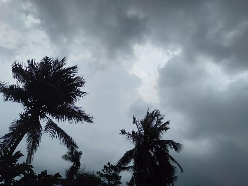 *আবহাওয়া দফতর জানাচ্ছে, আজ চৈত্র সংক্রান্তিতে উত্তর ও দক্ষিণ ২৪ পরগনা, পুরুলিয়া, বাঁকুড়া, ঝাড়গ্রাম পূর্ব ও পশ্চিম মেদিনীপুর জেলার এক বা দুটি জায়গায় বজ্রবিদ্যুৎ সহ দমকা হওয়া বইতে পারে। ফাইল ছবি। 