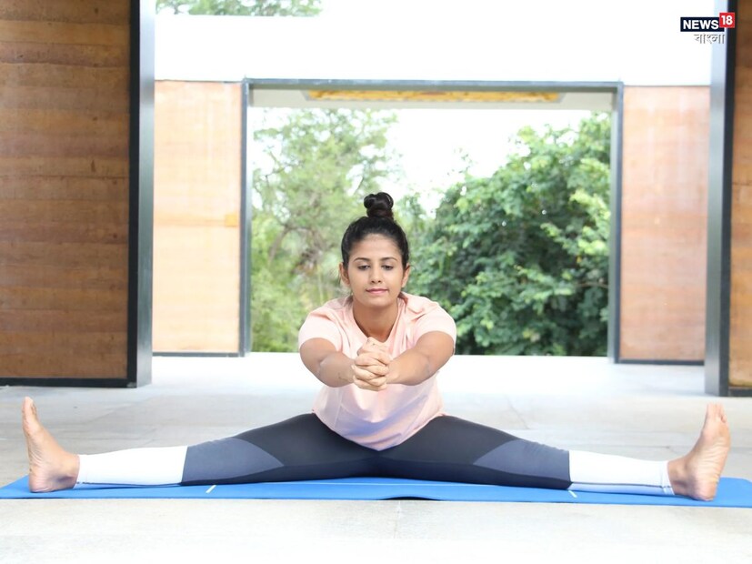 চাক্কি চালাসন (Chakki Chalanasana) করার জন্য প্রথমে পা সামনের দিকে সোজা ছড়িয়ে বসুন। এরপর পা একে অপর থেকে দূরে ছড়িয়ে দিন। এখন আঙ্গুলগুলি ইন্টারলক করুন। বাহুগুলি ধীরে ধীরে সামনের দিকে নিয়ে আসুন এবং সোজা করুন। আঙ্গুলগুলি ইন্টারলক করা অবস্থায় বাহুগুলি সার্কুলার মোশনে ঘোরাতে হবে। এমন করতে গিয়ে আপনাকে একটু ঝুঁকতে হবে। এটি আপনাকে দুই দিকেই করতে হবে। প্রথমে এক দিক ১০-১৫ বার ঘোরান তারপর অন্য দিকেও এটি পুনরাবৃত্তি করুন। শেষে মূল অবস্থানে ফিরে আসুন।