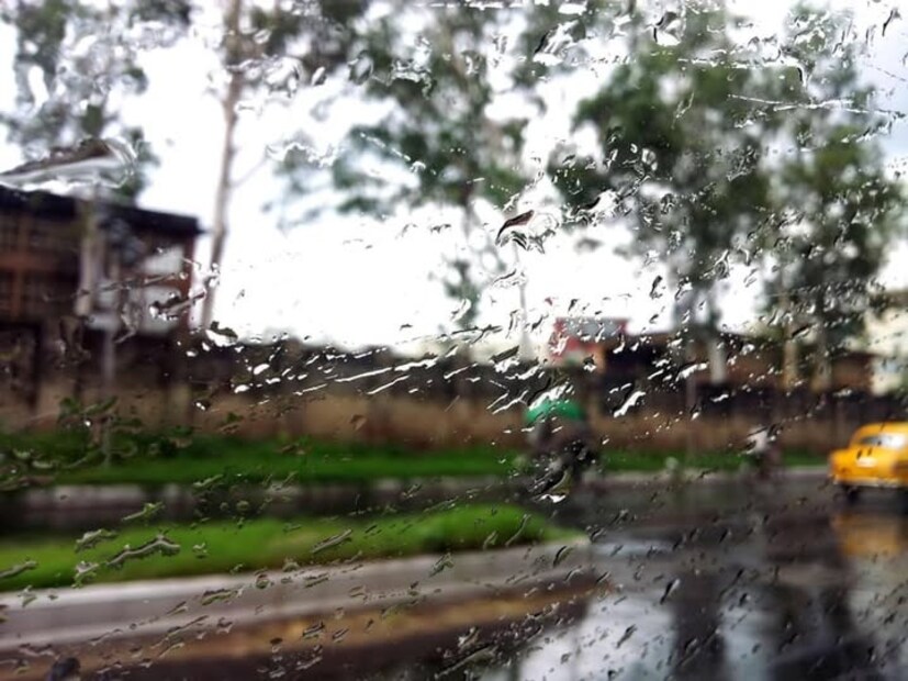 আলিপুর হাওয়া অফিসে রিপোর্টে জানা যায়, বঙ্গোপসাগর থেকে জলীয় বাষ্পপূর্ণ বাতাস প্রবেশ করছে স্থলভাগে। স্থলভাগের গরম বাতাস ও সমুদ্রের জলীয় বাষ্পপূর্ণ বাতাস একসঙ্গে মিলিত হয়ে বজ্রগর্ভ মেঘের সঞ্চার করবে স্থানীয়ভাবে। জলীয় বাষ্পপূর্ণ বাতাস ক্রমাগত বঙ্গোপসাগর থেকে স্থলভাগে প্রবেশ করার পরিস্থিতি তৈরি হয়েছে।