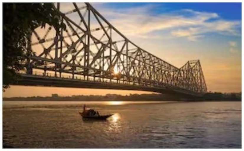 ফলে দক্ষিণবঙ্গের জেলাগুলিতে দিনের তাপমাত্রা কমবে। প্রায় দুই থেকে তিন ডিগ্রি কমবে তাপমাত্রার পারদ। জেলায় জেলায় আংশিক মেঘলা আকাশ থাকবে ফলে তাপমাত্রা হাত থেকে স্বস্তি মিলবে। তবে ঘর্মাক্ত আবহাওয়া থাকবে আগামী কয়েক দিন।