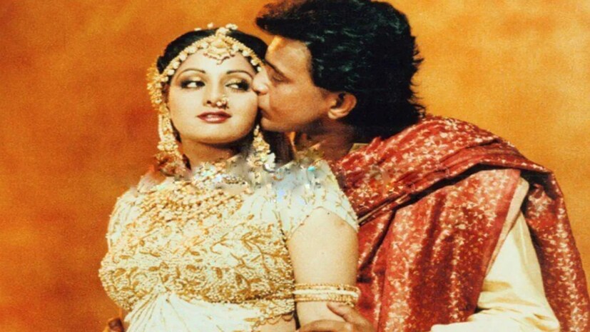 পরিচালক করণ বলেন, ‘তারা সারা রাত ঝগড়া করত। সে আর এই পৃথিবীতে নেই, তাই আমি তাঁর সম্পর্কে বেশি কিছু বলতে পারছি না’।