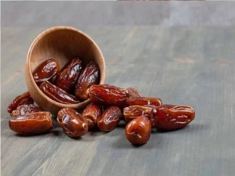 ডায়রিয়ার সমস্যা থাকলে খেজুর খাবেন না। মল নরম করার বৈশিষ্ট্যও এতে পাওয়া যায়। এটি বেশি পরিমাণে সেবন করলে আপনার সমস্যা আরও বাড়তে পারে। যাঁরা ওজন কমানোর চেষ্টা করছেন বা ইতিমধ্যেই মোটা তাদের খেজুর কম খাওয়া উচিত। কারণ এতে রয়েছে প্রচুর ক্যালরি। যা আপনার ওজন বাড়াতে পারে দ্রুত।