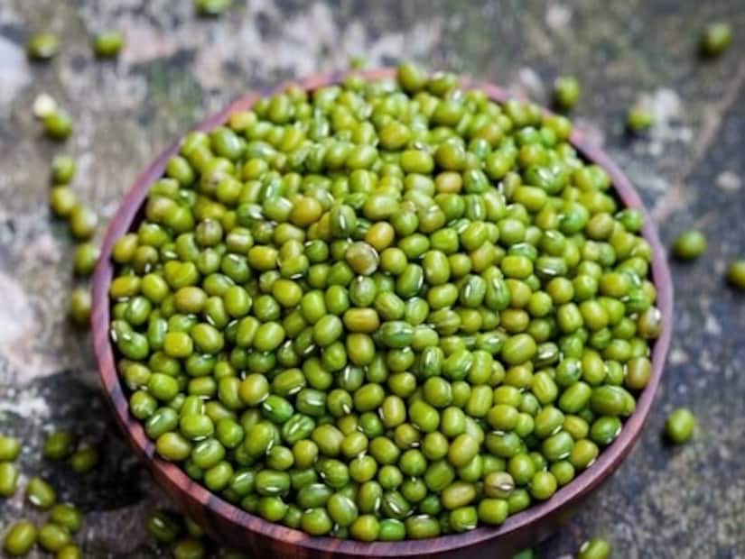 যারা নিরামিষভোজী, তাদের জন্য মুগ ডাল এক আশীর্বাদ। এর সমৃদ্ধ প্রোটিন এটিকে প্রাণিজ প্রোটিনের উৎসের জন্য একটি চমৎকার বিকল্প করে তোলে। সবুজ মুগ ডালে উচ্চ ফাইবার উপাদান পেট ভরা অনুভূতি জাগায়, অতিরিক্ত খাওয়া কমায় এবং ওজন নিয়ন্ত্রণে সহায়তা করে। এর পটাশিয়াম এবং ম্যাগনেসিয়ামের পরিমাণ রক্তচাপ নিয়ন্ত্রণে সাহায্য করে, যা এটিকে সকল বয়সের মানুষের জন্য একটি আদর্শ খাবার করে তোলে।