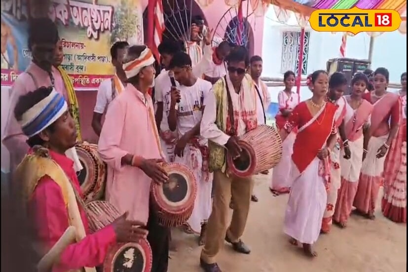 আচার অনুষ্ঠানের পর স্থানীয়রা শাল ফুল হাতে নিয়ে নৃত্য করেন।