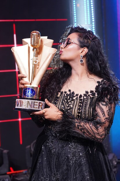 তারপর থেকে টানা সাত-আট মাস দর্শক ও বিচারকদের মনজয় করে ফাইনালে মানসী ছিনিয়ে নেয় ইন্ডিয়ান আইডলে প্রথম স্থান। বাংলা থেকে এর আগে প্রথম হলেও, বাংলার মেয়ে হিসাবে মানসী প্রথম এই খেতাব জয় করল। সুপার সিঙ্গারের পর থেকে সোনু নিগমের সঙ্গে ভালসম্পর্ক হয়েছিল মানসীর। 