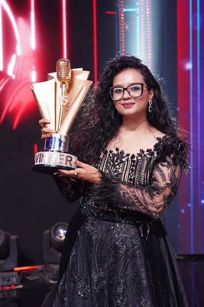 মা-বাবার ইচ্ছেতেই চার বছর বয়স থেকেই শুরু গান শেখার। তবে দীর্ঘ কুড়ি বছরের সেই সাধনার ফল যেন মিলল এক রাতেই। ছোটবেলা থেকেই শিখতে শিখতেই গানের প্রতি যেন জন্মেছে ভালোবাসা। ১৩ বছর বয়সে প্রথম স্টেজ শো করেন তিনি। আর সেই থেকেই স্টেজ শো করে রোজগার শুরু পরিবারের পাশে দাঁড়াতে। সেই সঙ্গে মানসী সমানতালে চালিয়ে গিয়েছে পড়াশোনাও।